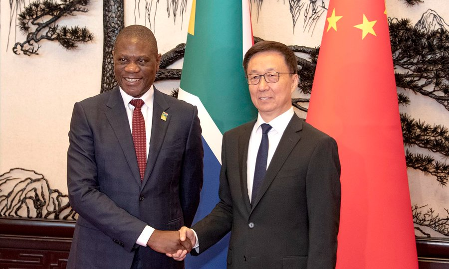PAUL MASHATILE AND CHINA VP HAN ZHENG [Image: South African Government via Facebook]