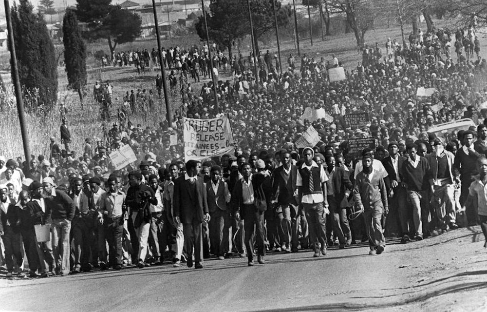 Hordes of students during the June 16 1976 Student Uprisings, Soweto Massacre - image: GSMN