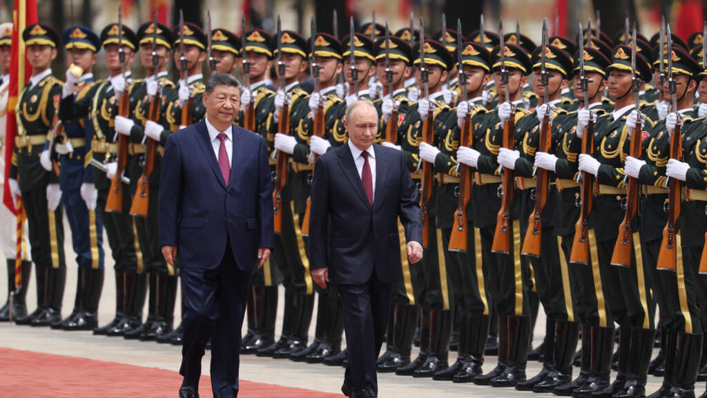 Russian President Vladimir Putin and Chinese President Xi Jinping inspect an honour guard in Beijing, China May 20, 2026. © Maxim Shemetov, Reuters