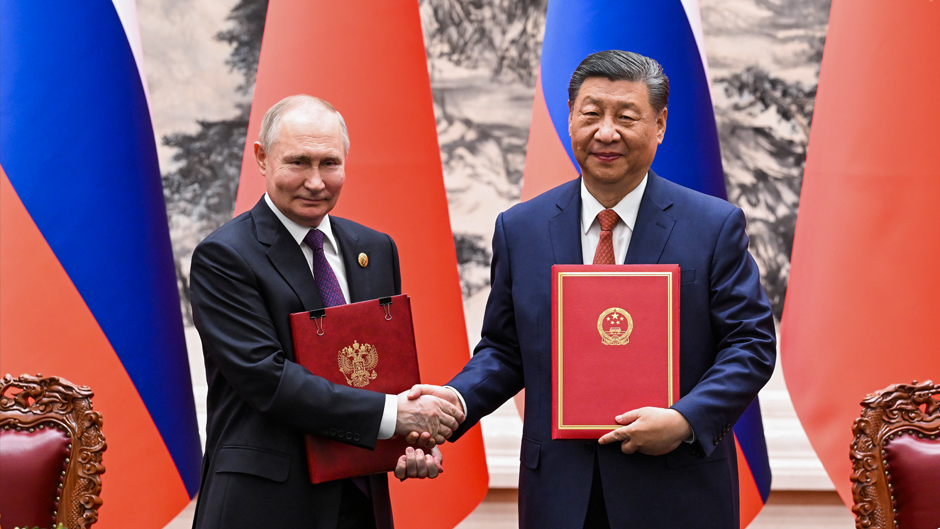 Chinese President Xi Jinping, right, and Russian President Vladimir Putin attend a signing ceremony at the Great Hall of the People in Beijing. Image: AP