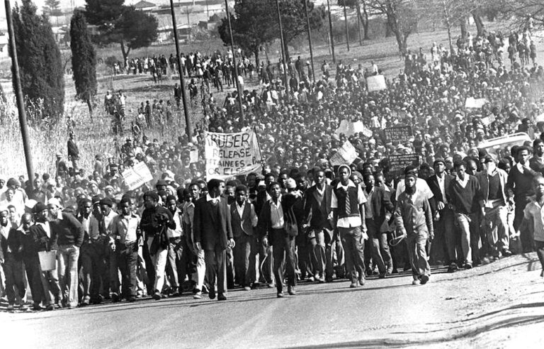Hordes of students during the June 16 1976 Soweto Massacres Student Uprisings, Soweto Massacre Image: GSMN