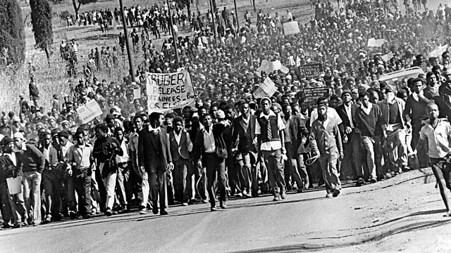 Hordes of students marching against the Bantu Education system and the use of Afrikaans as a medium in schools, during the June 16, 1976, Student Massacres / Soweto Uprisings [Image: GSMN]