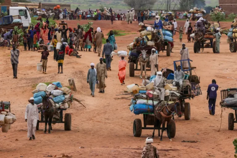 UN WARNS FUNDING SHORTFALL PUTS 650 000 PEOPLE AT RISK IN SOUTH SUDAN - People fleeing the violence in West Darfur cross the border into Adre, Chad [File: Zohra Bensemra/Reuters]