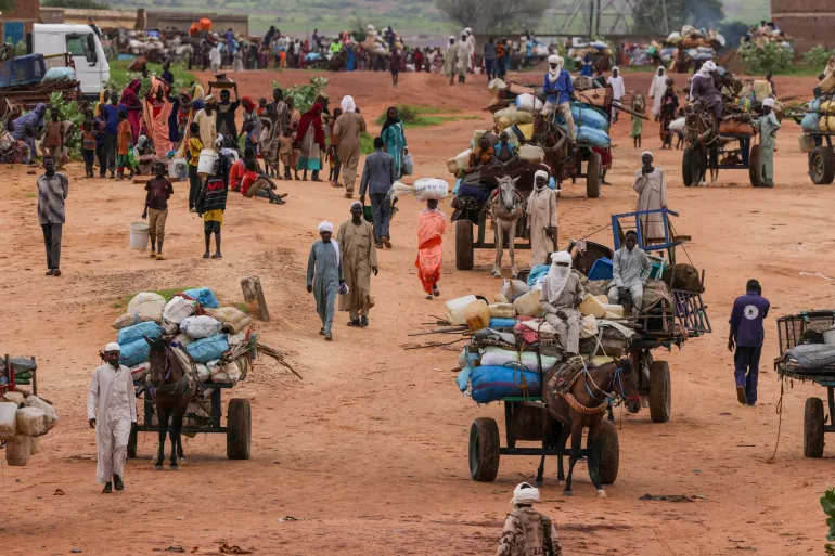 UN WARNS FUNDING SHORTFALL PUTS 650 000 PEOPLE AT RISK IN SOUTH SUDAN - People fleeing the violence in West Darfur cross the border into Adre, Chad [File: Zohra Bensemra/Reuters]