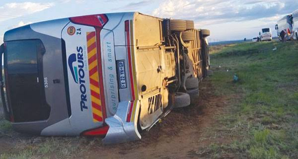 The horrific bus accident that claimed the life of an educator from Kathu Primary School [Image: Noordkaap Koerant]