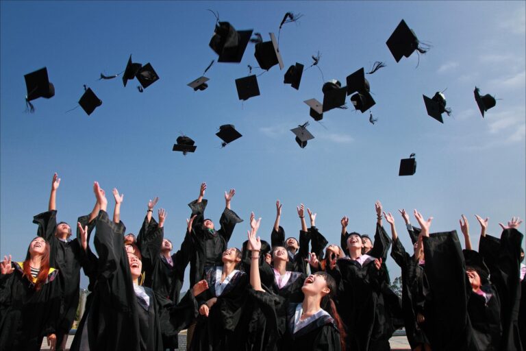 GRADUATION GROUP IMAGE - IMAGE: TUW (UNI)