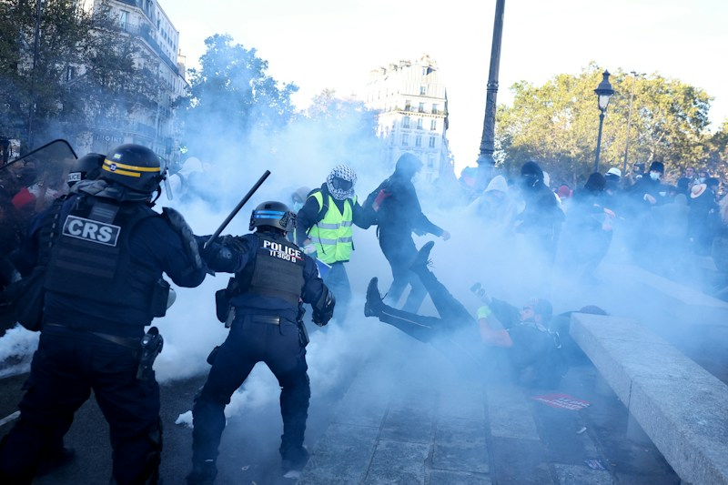 Police in riot gear clash with demonstrators in Paris, October 8, 2026. REUTERS/Pedro Nunes


