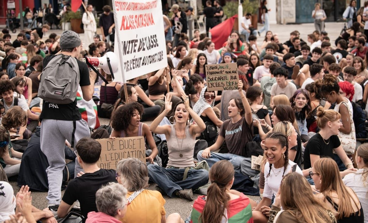These French high school student in Bayonne are part of the mass ferment. Credit: CC/Patxi Beltzaitz, Berria
